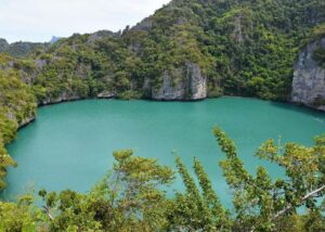 Stunning emerald lagoon surrounded by limestone cliffs and tropical jungle in Ang Thong Marine Park